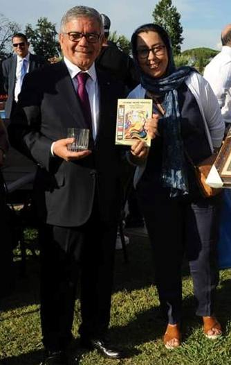 Dalila Boukhalfa e Ambasciatorealgerino a Roma Senouci Bereksi mostrano il libro PENNE NOTE MATITE