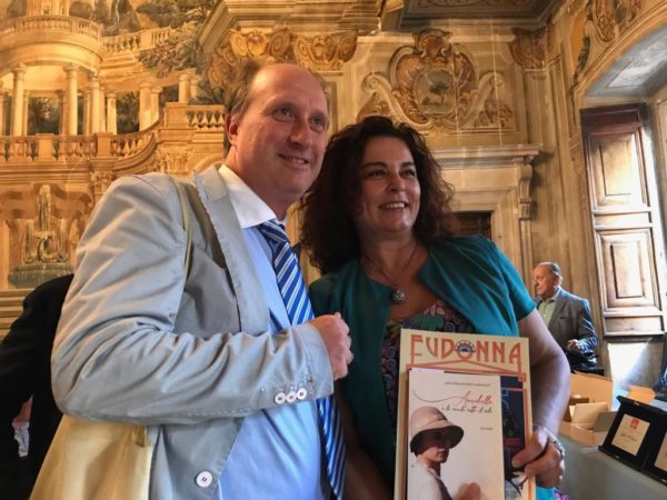  Anna Maria Petrova (con in mano un suo libro e la rivista Eudonna) insieme a Luca Filipponi che fa parte dei dirigenti e organizzatori dello Spoleto Festival Art 2019, del Menotti Festival Art 2019 e di Spoleto letteratura 2019.