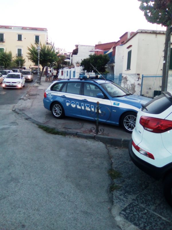 Auto polizia su marciapiede