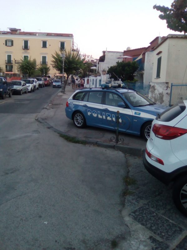 Auto polizia su marciapiede