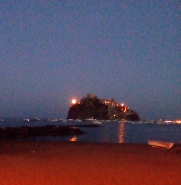Luna sul Castello Aragonese di Ischia