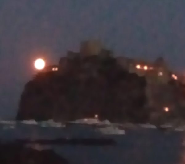 Luna sul Castello Aragonese di Ischia