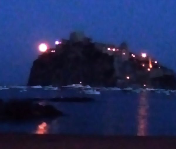 Luna sul Castello Aragonese di Ischia