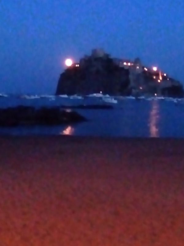 Luna sul Castello Aragonese di Ischia