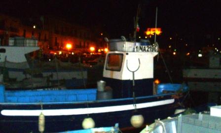 Bracconiere marino barca blu 16 Aprile 2016 (8) comp